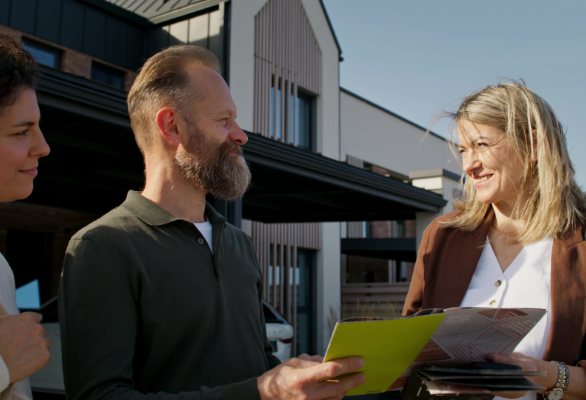 realtor-is-talking-buyers